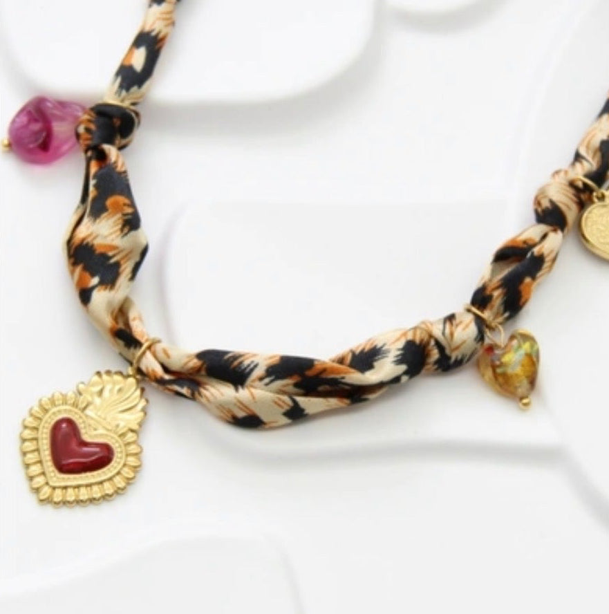 Collier léopard bordeaux