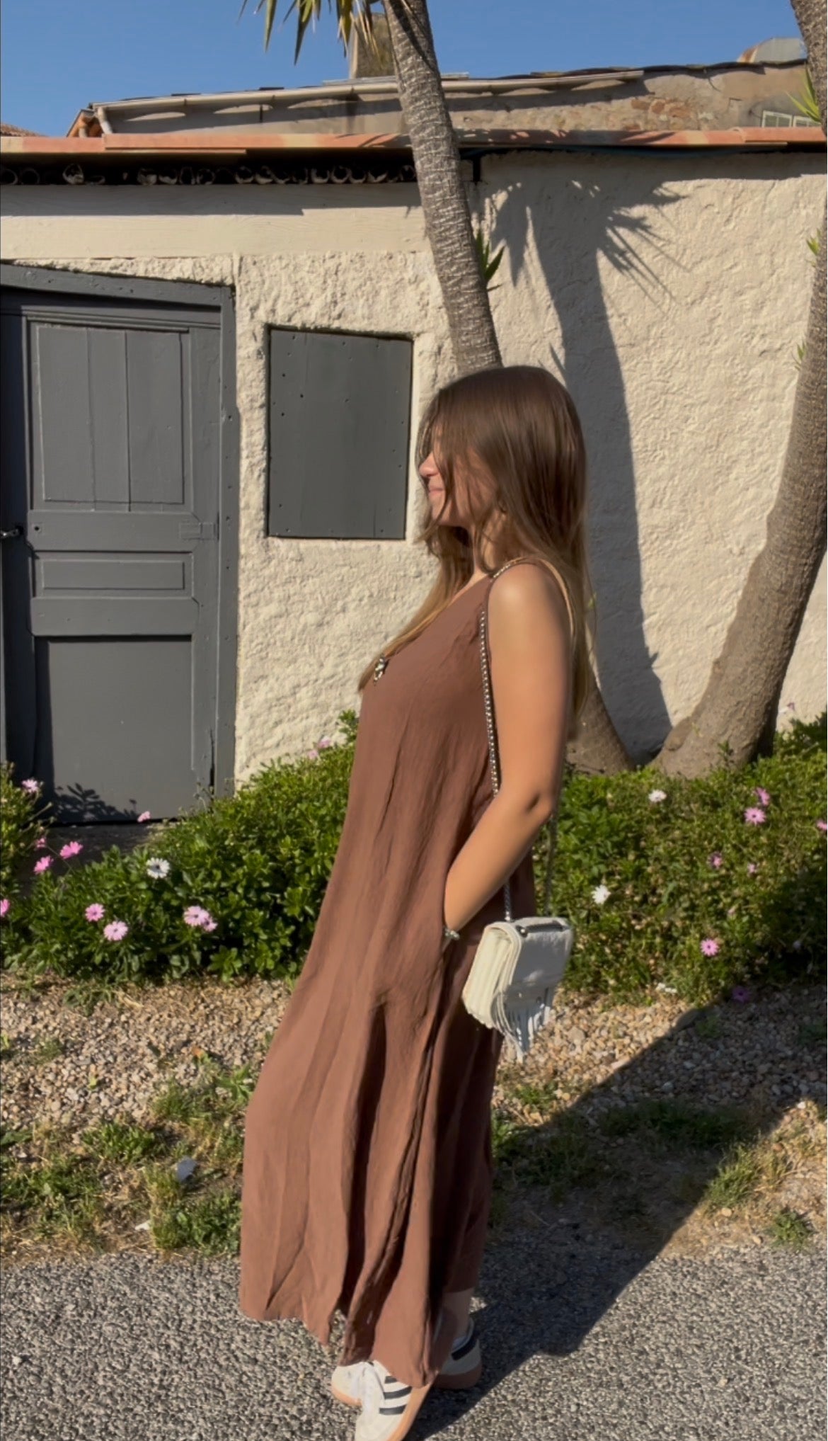 Robe marron broche fleur