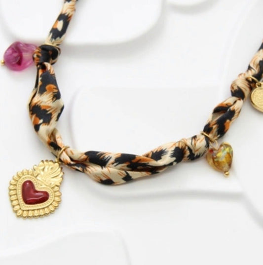 Collier léopard bordeaux