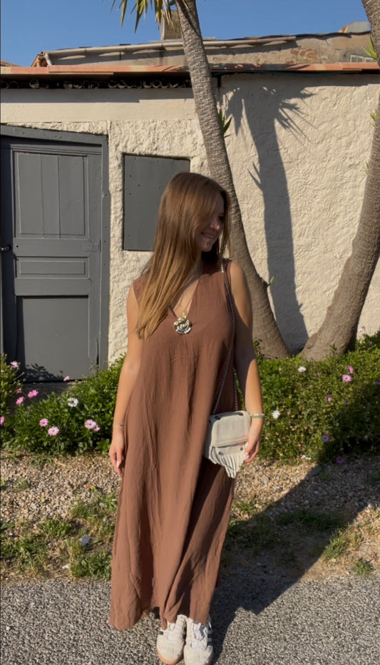 Robe marron broche fleur